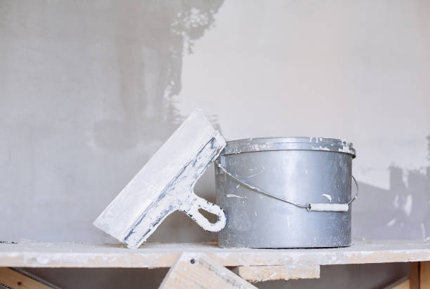 istock Set of plaster trowel tool, spatula and bucket. 869122828