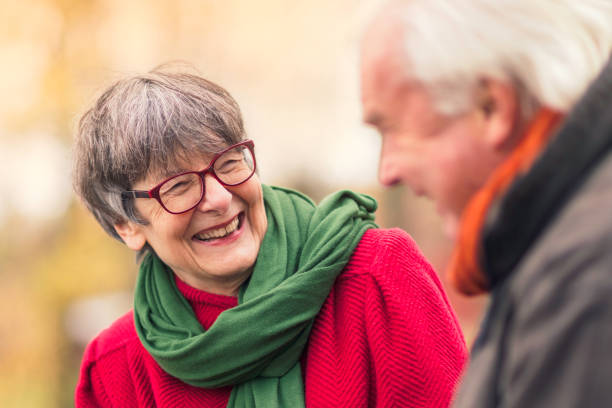 conversa feliz - pair couple cheerful laughing - fotografias e filmes do acervo