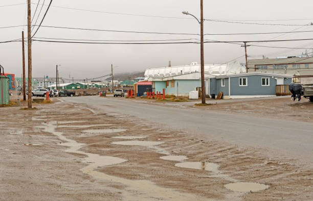 deszczowy dzień w arktycznej wiosce - baffin island zdjęcia i obrazy z banku zdjęć