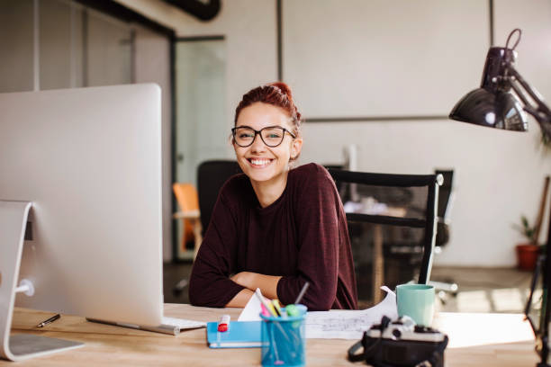 jóvenes arquitectos en el trabajo - trabajo freelance fotografías e imágenes de stock