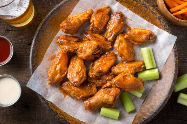 ailes de poulet buffalo - wing beer spicy chicken wings chicken wing photos et images de collection
