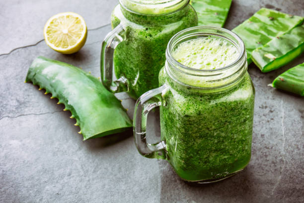 licuado de nopal. sana nopales, aloe vera y limón bebida de desintoxicación de frascos e ingredientes - fresh tuna fotografías e imágenes de stock