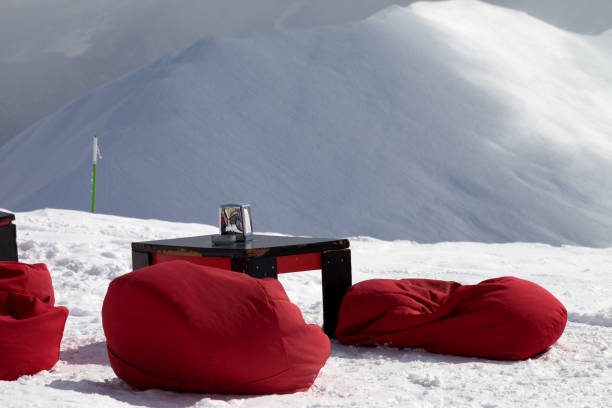 sillas del bolso de haba y mesa de café al aire libre en esquí - apres ski ski restaurant mountain fotografías e imágenes de stock