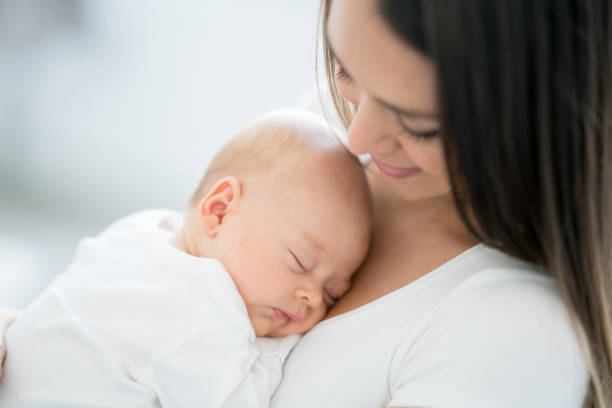 close-up auf eine mutter mit ihrem baby zu hause - baby beauty beautiful the human body stock-fotos und bilder