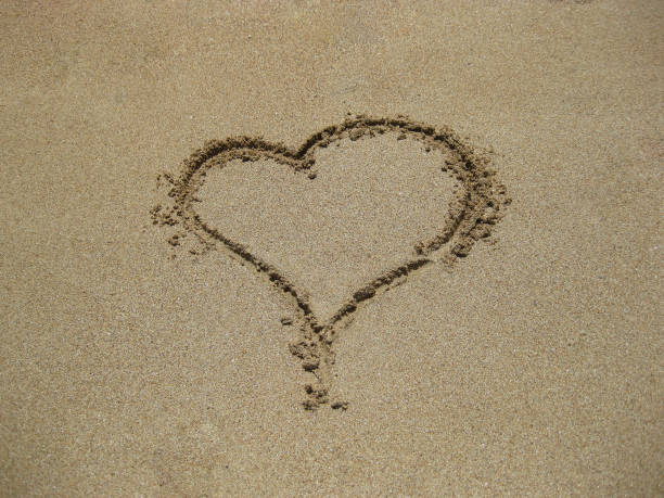 coeur dans le sable - coeur symbole dune idée photos et images de collection