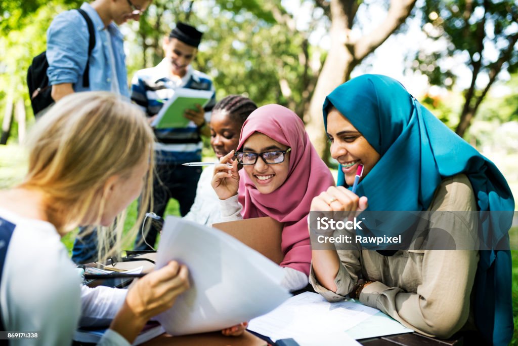 Diversas crianças a estudar ao ar livre - Foto de stock de Estudante royalty-free