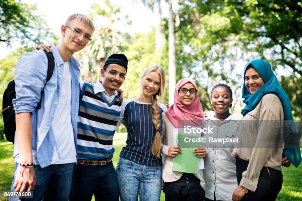 Un Grupo De Adolescentes Diversas Foto de stock y más banco de imágenes de Grupo multiétnico - Grupo multiétnico, Estudiante, Adolescente