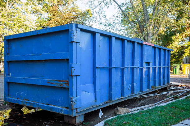 roll-off dumpster filled with building rubble Loaded dumpster near a construction site, home renovation dumpster filled with building rubble dumpster industrial garbage bin photos stock pictures, royalty-free photos & images