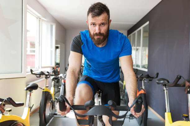 cours de spinning - spinning instructor exercising gym photos et images de collection