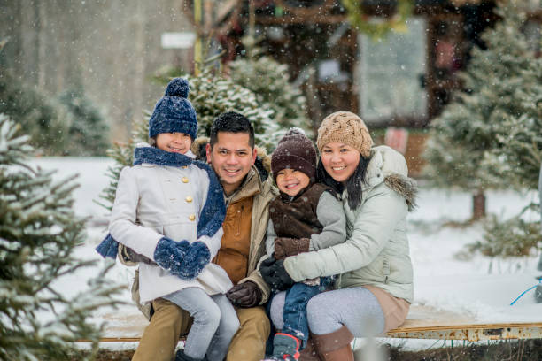 heureuse famille - child winter snow asian ethnicity photos et images de collection