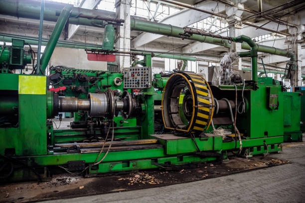 ancienne usine de pneu auto avec rouillés machines-outils a abandonné. fabrication de pneus abandonnés - usine-de-fabrication-de-pneus photos et images de collection