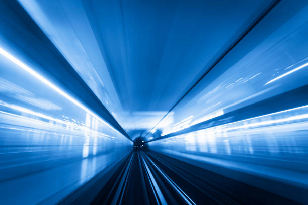 los senderos de luz en movimiento túnel de alta velocidad - train tunnel fotografías e imágenes de stock