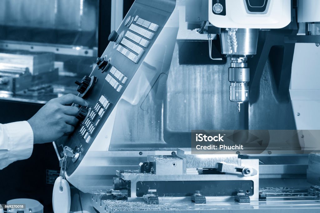 El Escenario Abstracto De Máquina Y La Mano Del Operador Cnc De Fresado Cnc Foto de stock y más banco de imágenes de Huso - iStock El Escenario Abstracto De Máquina Y La Mano Del Operador Cnc De Fresado Cnc Foto de stock y más banco de imágenes de Huso - iStock