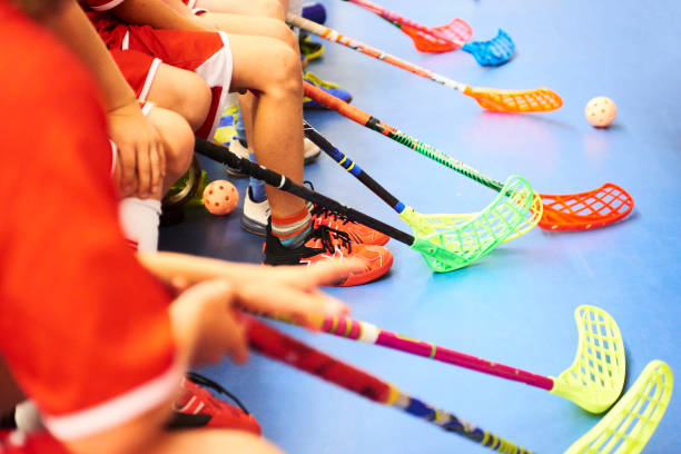 crianças brincando de floorball. - rede equipamento desportivo - fotografias e filmes do acervo