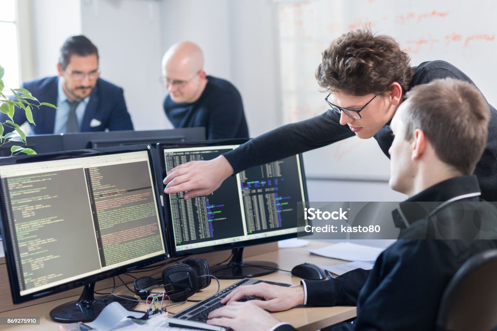 Start-up Unternehmen Problemlösungen. Software-Entwickler arbeiten an Desktop-Computer. - Lizenzfrei Programmierer Stock-Foto