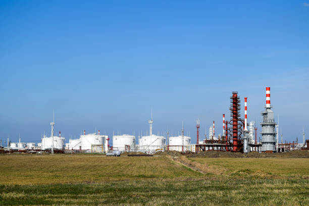 istock Distillation columns, pipes and other equipment furnaces refiner 869278280