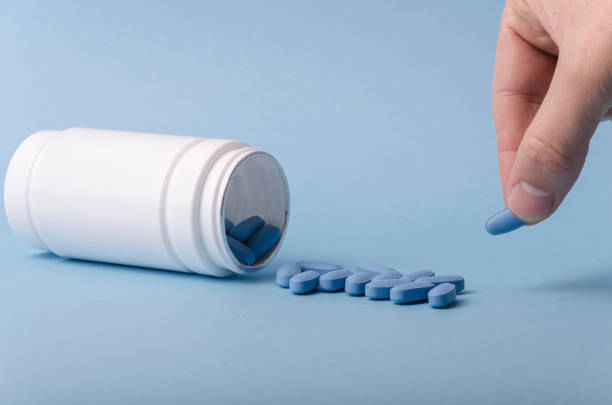 의료 연구에 대 한 병 블루 정제입니다. - anti impotence tablet 뉴스 사진 이미지