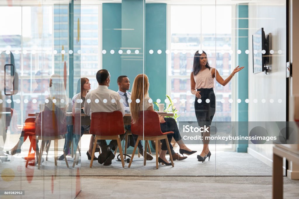 Chefe feminino mostra apresentação na tela em reunião de negócios - Foto de stock de Apresentação - Discurso royalty-free