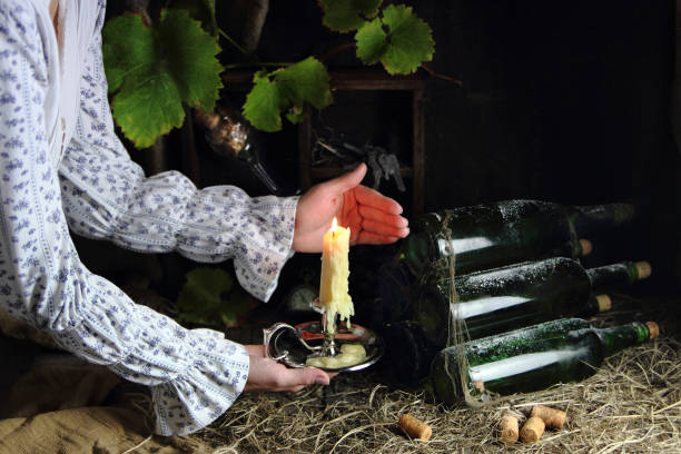 девушка в винном погребе - wine rack grape liquor store vineyard ストックフォトと画��像