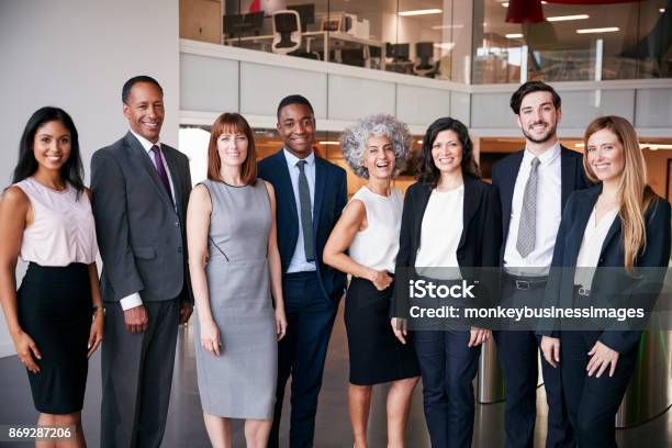 Foto de Pessoas De Negócios Celebrando No Escritório e mais fotos de stock de Negócios - Negócios, Trabalho de Equipe, Grupo Multiétnico