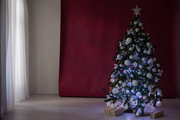 istock Christmas tree with presents on a red burgundy background 869295594