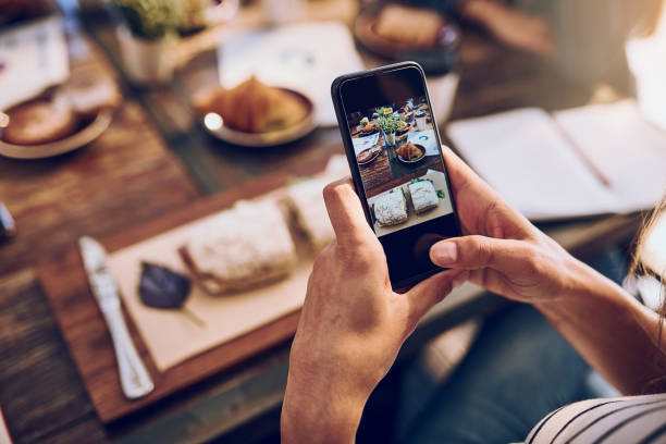 das sieht auch sehr lecker, nur essen und rastet nicht ein - mobile phone fotos stock-fotos und bilder