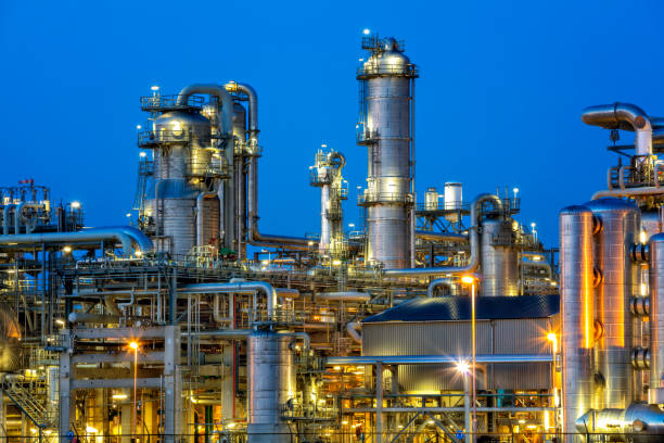 impianto petrolchimico al crepuscolo - petrochemical plant oil refinery factory outdoors foto e immagini stock