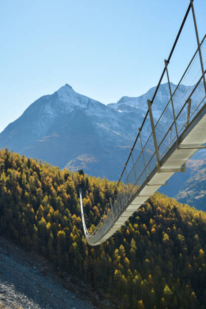 most wiszący charlesa kuonena w alpach szwajcarskich - high peaks audio zdjęcia i obrazy z banku zdjęć