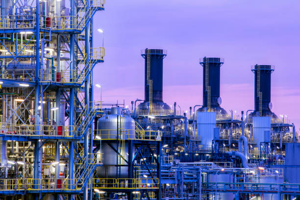 impianto petrolchimico al crepuscolo - petrochemical plant oil refinery factory outdoors foto e immagini stock