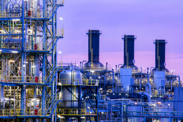 petrochemical plant at twilight - chemical plant refinery industry pipe imagens e fotografias de stock