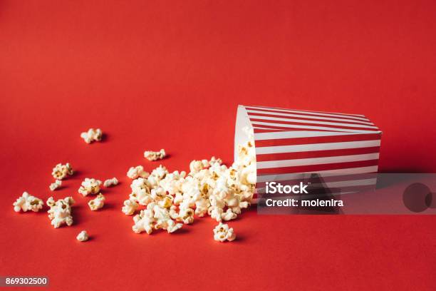 Gestreifte Feld Mit Popcorn Stockfoto und mehr Bilder von Behälter - Behälter, Eimer, Erfrischung