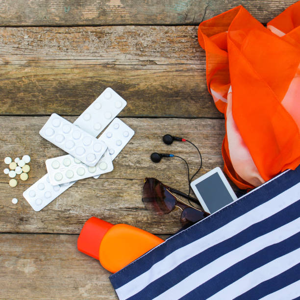 accessoires de plage femme été pour vos vacances mer et pilule sur fond en bois ancien. notion de médicament nécessaire au voyage. vue de dessus. - tourist resort audio photos et images de collection