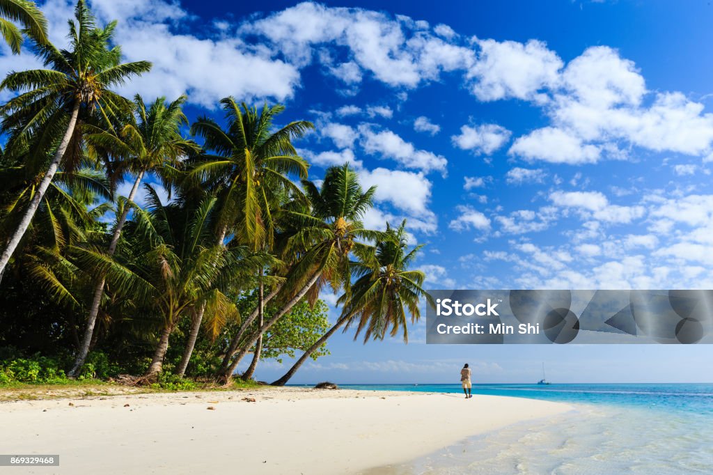 Plage de White cristal eau bleu ciel - Photo de Madagascar libre de droits