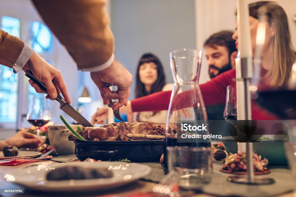 Mann schnitzen Promi Braten am Weihnachtstisch - Lizenzfrei Advent Stock-Foto