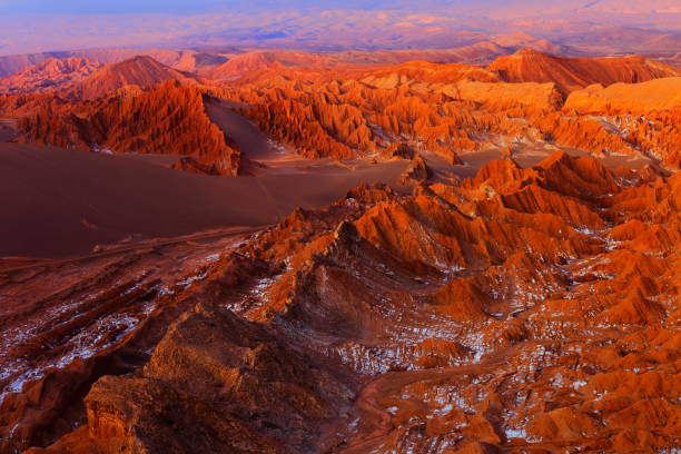 atacama desert moon valley - valle de la luna i valle de la muerte - dolina śmierci - powyżej dramatycznych eteryczne pastelowe kolorowe krajobraz powierzchni księżyca na złoto kolorowe zachód słońca, egzotyczne wulkany i idylliczne pustynia atacam - extreme terrain eroded snow landscape zdjęcia i obrazy z banku zdjęć