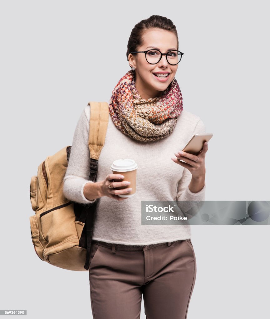 Fille heureux jeune étudiant à l’aide de téléphone intelligent - Photo de Objet ou sujet détouré libre de droits