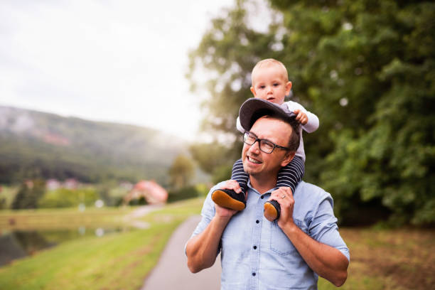 vater und kind in der natur im sommer. - baby beautiful little boys carrying stock-fotos und bilder