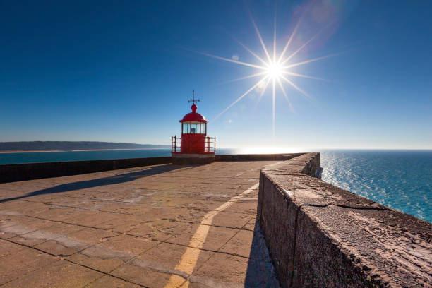 forte de sao miguel phare, nazaré, portugal - atlantic coast flash photos et images de collection
