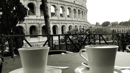 ROMANTIC BLACK AND WHITE COFFEE TABLE IN FRONT OF THE COLISEUM