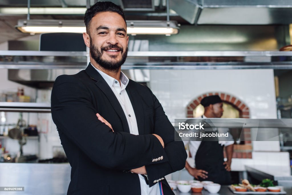 Junge Unternehmer stehen in seinem restaurant - Lizenzfrei Restaurant Stock-Foto