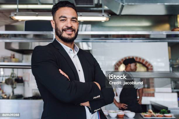 Junge Unternehmer Stehen In Seinem Restaurant Stockfoto und mehr Bilder von Restaurant - Restaurant, Leitende Position, Geschäftsinhaber
