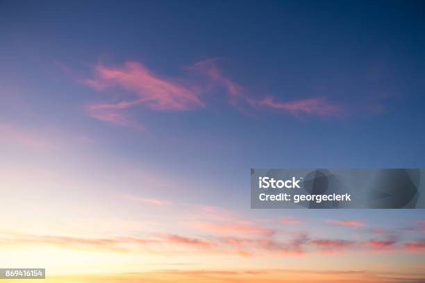 Orizzonte Del Tramonto Dorato E Rosa - Fotografie stock e altre immagini di Cielo - Cielo, Tramonto, Imbrunire