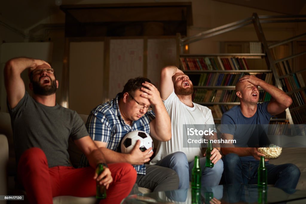 Hombres viendo fútbol - Foto de stock de Fútbol libre de derechos