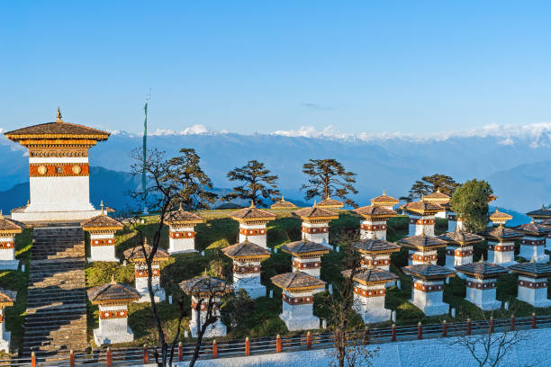 sonnenuntergang am dochula pass mit himalaya im hintergrund - bhutan - bhutan himalayas buddhism monastery stock-fotos und bilder