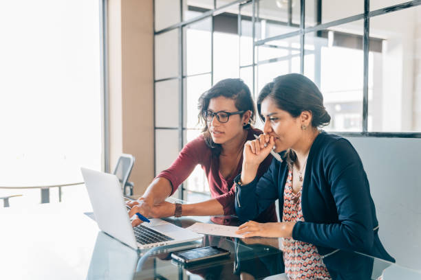 spotkanie biznesowe jeden do jednego - women togetherness teaching laptop zdjęcia i obrazy z banku zdjęć