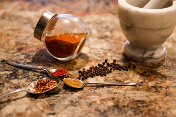przyprawy do kuchni indyjskiej - mortar and pestle spice seasoning coriander seed zdjęcia i obrazy z banku zdjęć