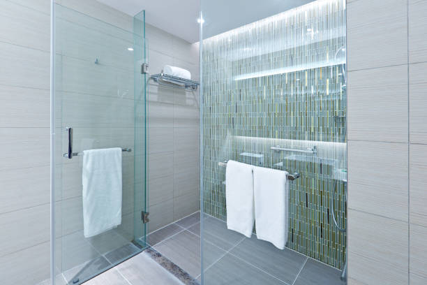 ガラス シャワー ブースで現代的なバスルーム デザイン - bathroom shower glass contemporary ストックフォトと画像