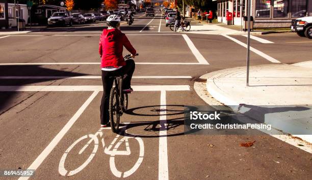 Radfahren Zu Arbeiten Stockfoto und mehr Bilder von Fahrradweg - Fahrradweg, Radfahren, Sicherheitsmaßnahme