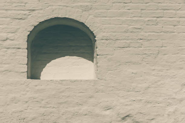 istock Vintage pattern - a niche in an old brick wall 869471790