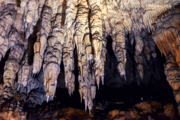 stalaktiten und stalagmiten in der höhle - stalagmite stock-fotos und bilder